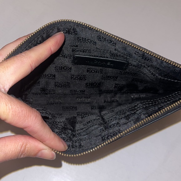 *BRAND NEW* Michael Kors wristlet - Picture 3 of 3